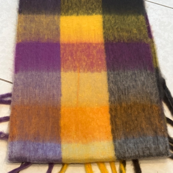 Beautiful, warm, fuzzy scarf with fringes - Picture 4 of 8